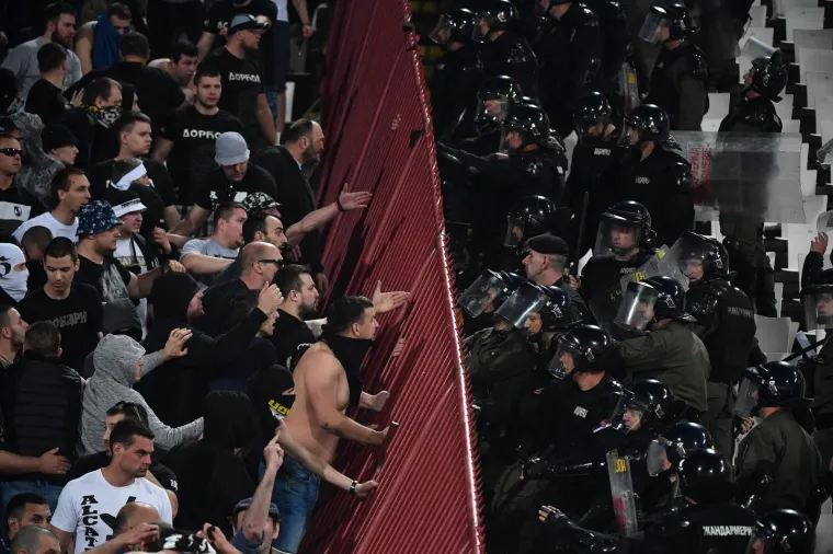 KAOS NA DERBIJU ZVEZDE I PARTIZANA: Pogledajte atmosferu s najvatrenijeg obračuna na Balkanu