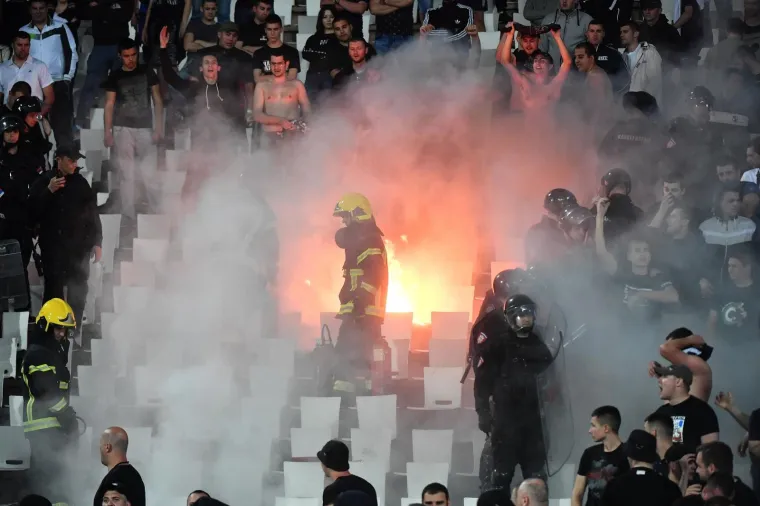 KAOS NA DERBIJU ZVEZDE I PARTIZANA: Pogledajte atmosferu s najvatrenijeg obračuna na Balkanu