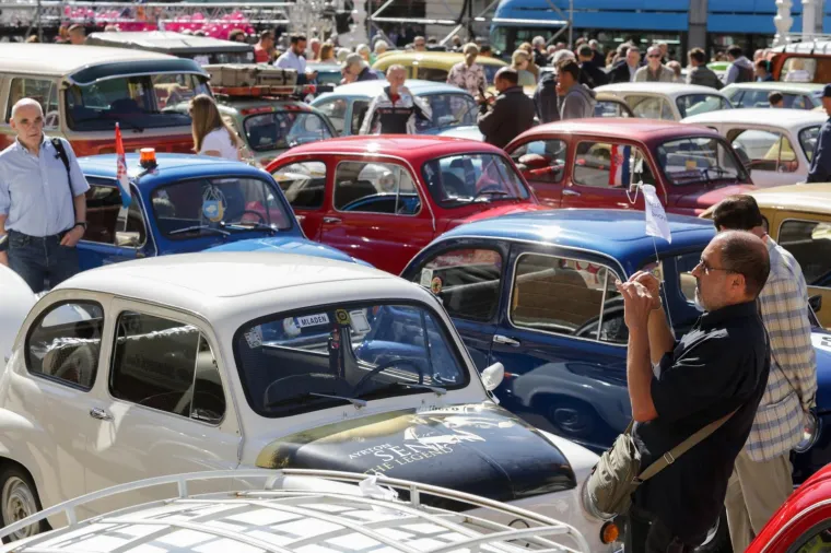 Na Trgu bana Josipa Jelačića u subotu su bili izloženi brojni oldtimeri. Izložba u Zagrebu se održala u sklopu Zagreb Auto Showa koji traje na Zagrebačkom velesajmu.