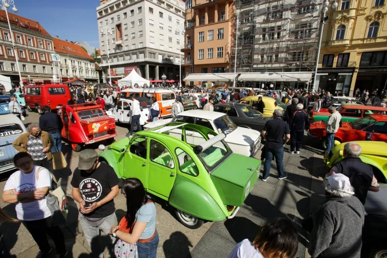 AUTOMOBILI ZAUZELI TRG BANA JELAČIĆA: Zagrepčani su danas imali priliku uživati u genijalnoj izložbi
