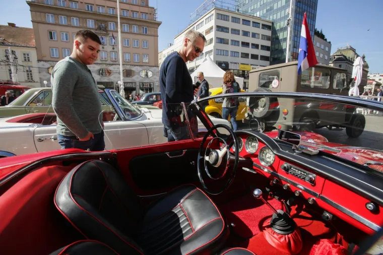 AUTOMOBILI ZAUZELI TRG BANA JELAČIĆA: Zagrepčani su danas imali priliku uživati u genijalnoj izložbi