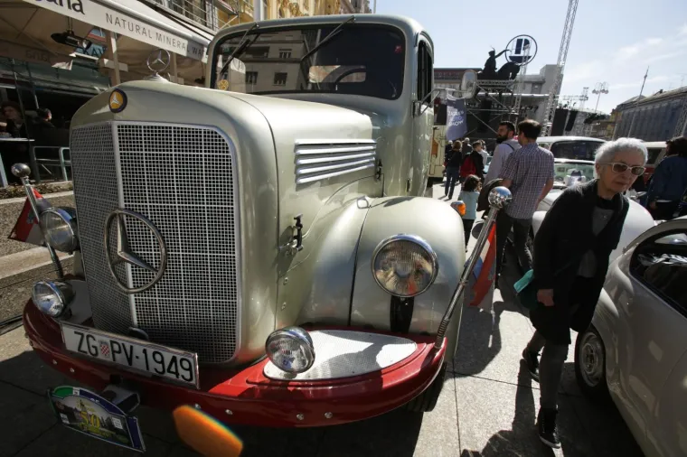 AUTOMOBILI ZAUZELI TRG BANA JELAČIĆA: Zagrepčani su danas imali priliku uživati u genijalnoj izložbi