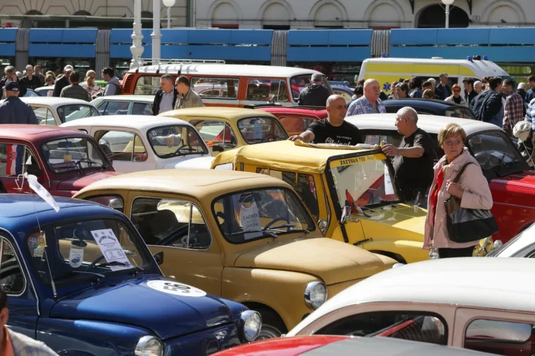AUTOMOBILI ZAUZELI TRG BANA JELAČIĆA: Zagrepčani su danas imali priliku uživati u genijalnoj izložbi