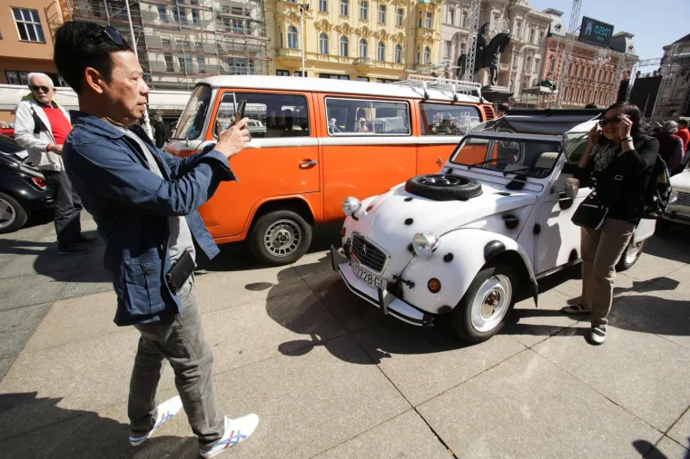 AUTOMOBILI ZAUZELI TRG BANA JELAČIĆA: Zagrepčani su danas imali priliku uživati u genijalnoj izložbi