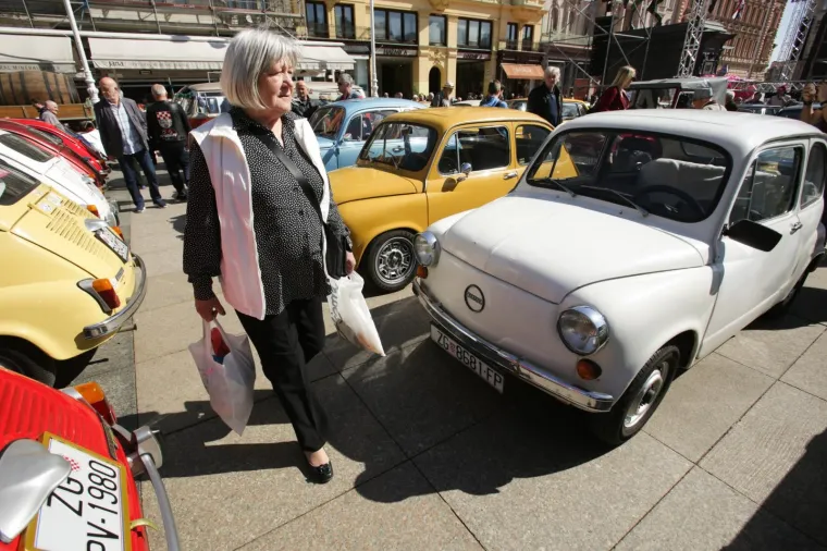 AUTOMOBILI ZAUZELI TRG BANA JELAČIĆA: Zagrepčani su danas imali priliku uživati u genijalnoj izložbi
