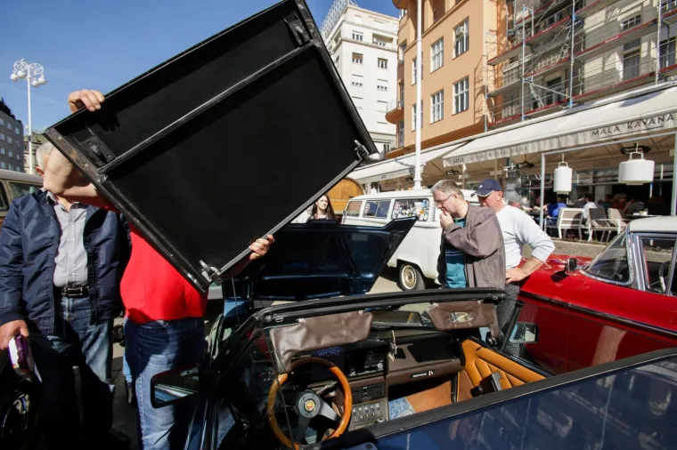 AUTOMOBILI ZAUZELI TRG BANA JELAČIĆA: Zagrepčani su danas imali priliku uživati u genijalnoj izložbi