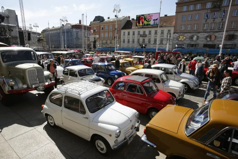 AUTOMOBILI ZAUZELI TRG BANA JELAČIĆA: Zagrepčani su danas imali priliku uživati u genijalnoj izložbi