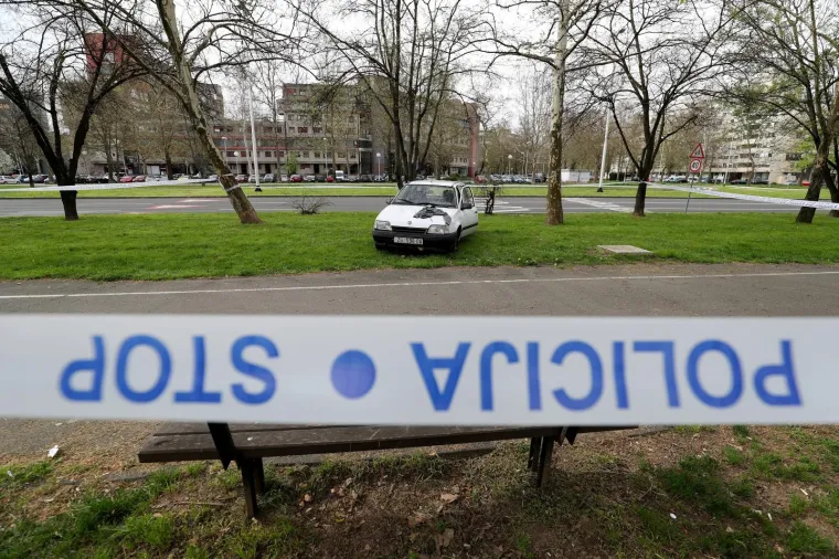 U nedjelju ujutro, oko 6.20 sati, zagrebačkoj policiji dojavljeno je da tri lopova provaljuju u stariji Opel Kadett na parkirali&scaron;tu u naselju Utrina. Do&scaron;av&scaron;i na lice mjesta, policajci su zatekli trojac kako odlazi ukradenim Opelom te smjesta krenuli u potjeru za njima. Kradljivci su bježali policiji ulicama Slobo&scaron;tine i Dugava, a u jednom trenutku čak su skrenuli s kolnika i vozili po livadi. Na koncu su uhvaćeni i uhićeni u Vatikanskoj ulici.