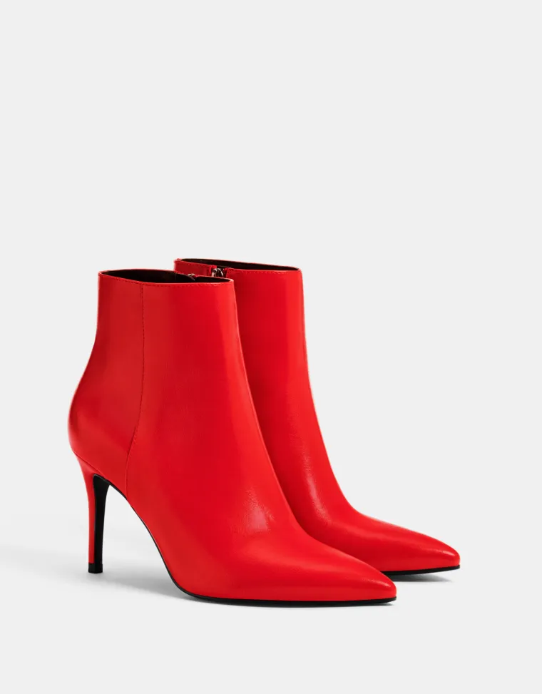 Lakirane crvene gležnjače, Bershka, 249,90 kuna
