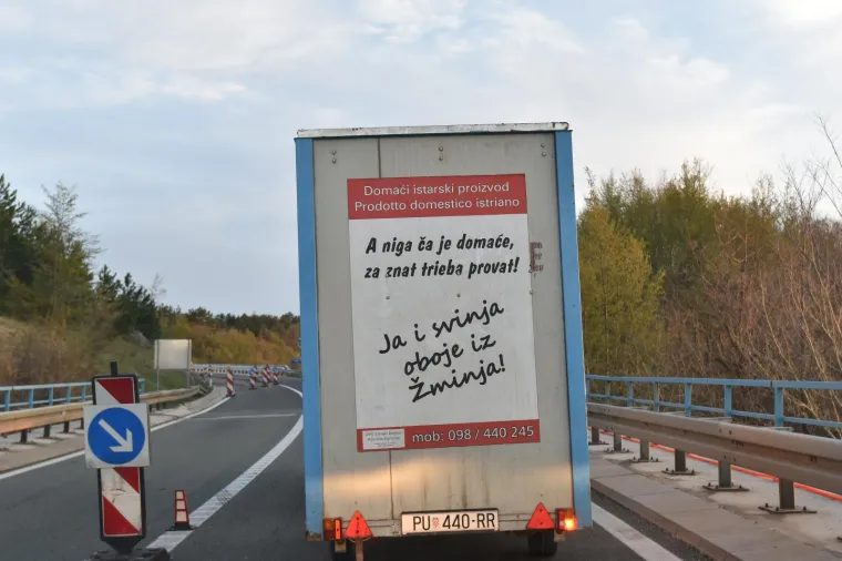 Kreativni istarski ipsilon: vlasnik jednog OPG-a na originalan način reklamira svoje proizvode