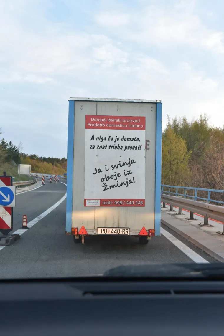 Kreativni istarski ipsilon: vlasnik jednog OPG-a na originalan način reklamira svoje proizvode