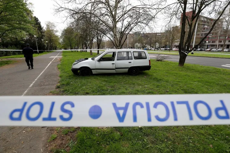 Policijski očevid nakon potjere za ukradenim automobilom u Novom Zagrebu