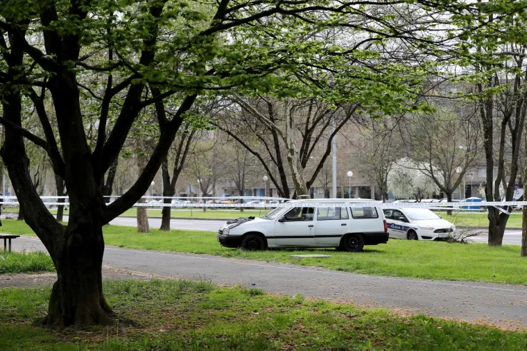 Policijski očevid nakon potjere za ukradenim automobilom u Novom Zagrebu