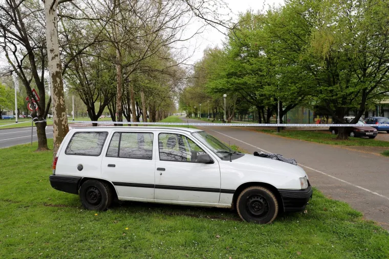 Policijski očevid nakon potjere za ukradenim automobilom u Novom Zagrebu