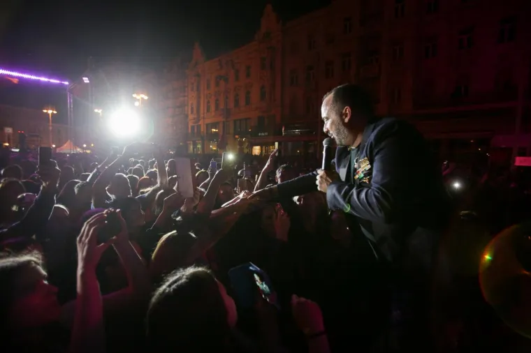 TONY ZAPJEVAO PRED ZAGREBAČKOM PUBLIKOM: Na Trgu bana Jelačića izveo svoje najveće hitove
