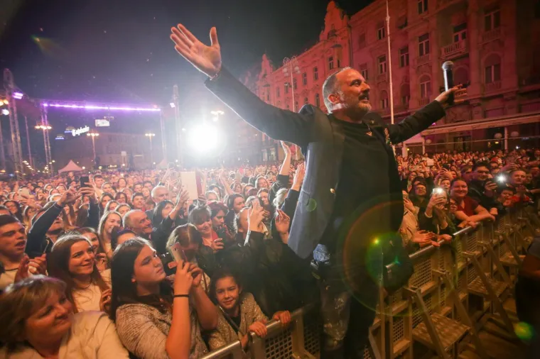 Tony Cetinski je sinoć na glavnom zagrebačkom trgu održao koncert.