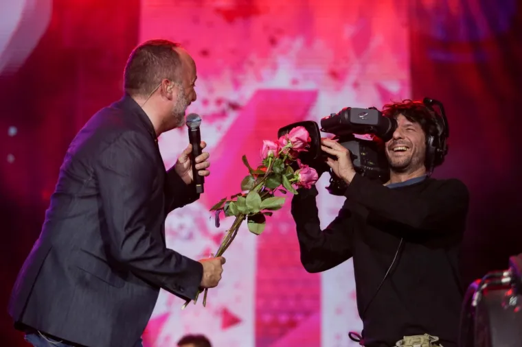 TONY ZAPJEVAO PRED ZAGREBAČKOM PUBLIKOM: Na Trgu bana Jelačića izveo svoje najveće hitove