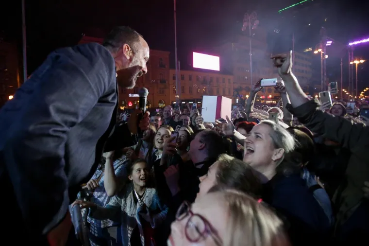 TONY ZAPJEVAO PRED ZAGREBAČKOM PUBLIKOM: Na Trgu bana Jelačića izveo svoje najveće hitove