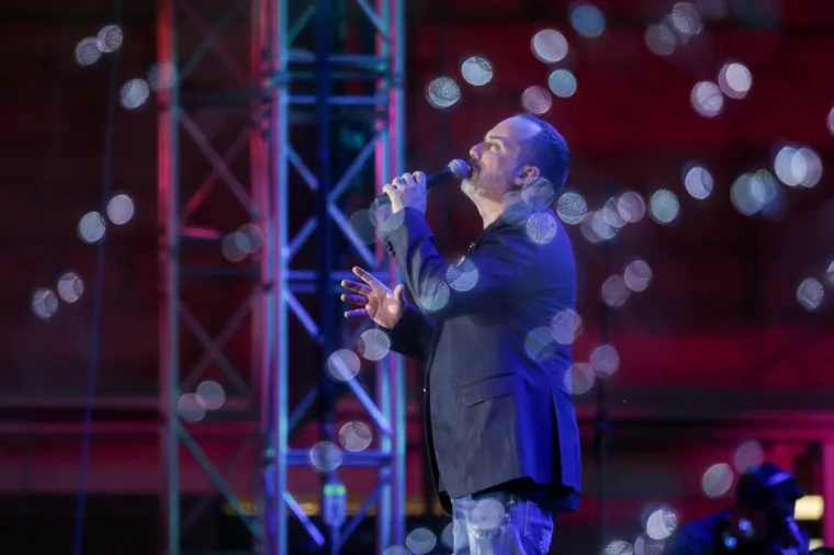 TONY ZAPJEVAO PRED ZAGREBAČKOM PUBLIKOM: Na Trgu bana Jelačića izveo svoje najveće hitove