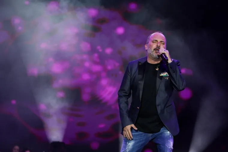 TONY ZAPJEVAO PRED ZAGREBAČKOM PUBLIKOM: Na Trgu bana Jelačića izveo svoje najveće hitove