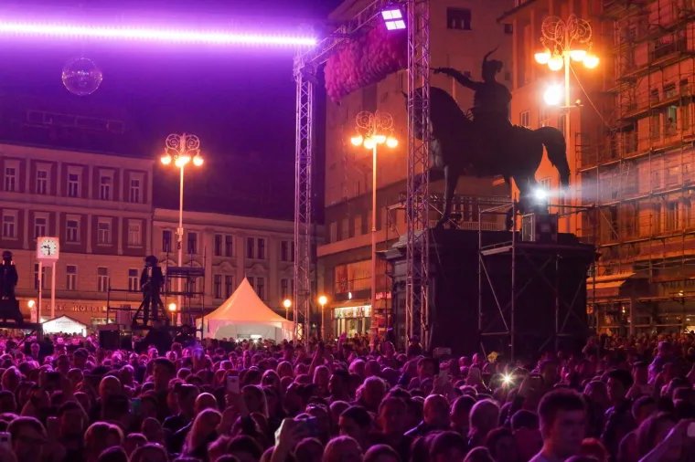TONY ZAPJEVAO PRED ZAGREBAČKOM PUBLIKOM: Na Trgu bana Jelačića izveo svoje najveće hitove