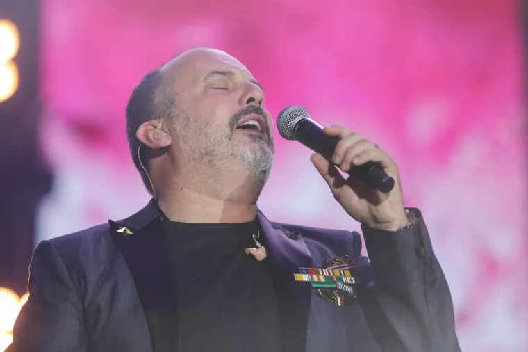 TONY ZAPJEVAO PRED ZAGREBAČKOM PUBLIKOM: Na Trgu bana Jelačića izveo svoje najveće hitove