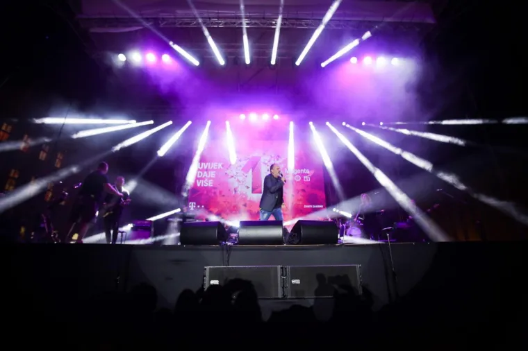 TONY ZAPJEVAO PRED ZAGREBAČKOM PUBLIKOM: Na Trgu bana Jelačića izveo svoje najveće hitove