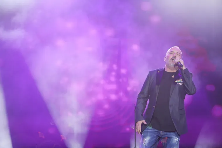 TONY ZAPJEVAO PRED ZAGREBAČKOM PUBLIKOM: Na Trgu bana Jelačića izveo svoje najveće hitove