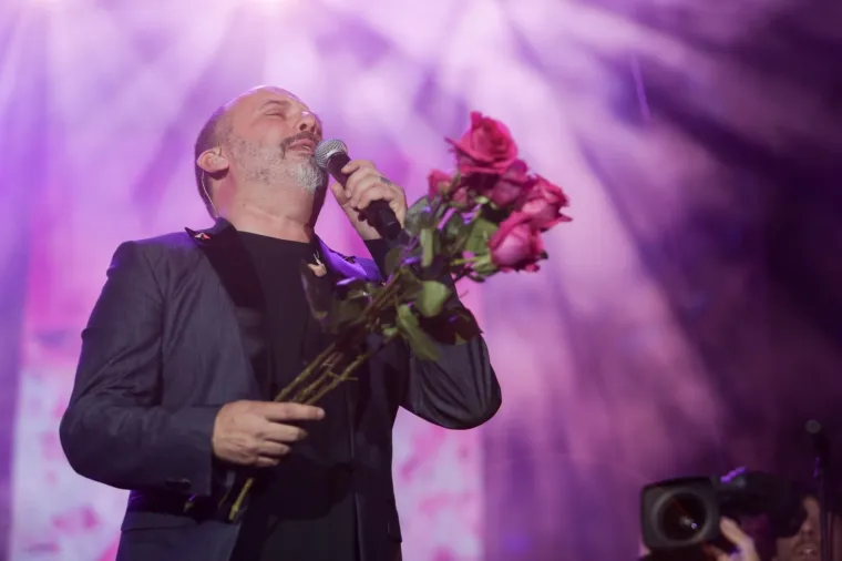 TONY ZAPJEVAO PRED ZAGREBAČKOM PUBLIKOM: Na Trgu bana Jelačića izveo svoje najveće hitove