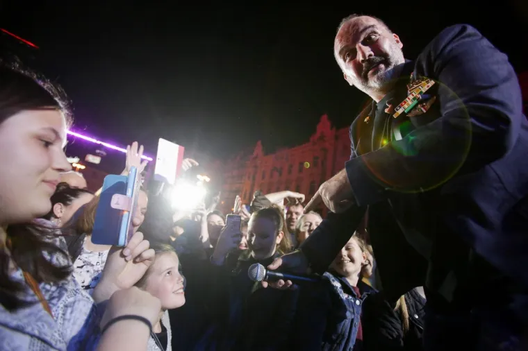 TONY ZAPJEVAO PRED ZAGREBAČKOM PUBLIKOM: Na Trgu bana Jelačića izveo svoje najveće hitove