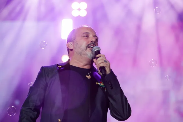 TONY ZAPJEVAO PRED ZAGREBAČKOM PUBLIKOM: Na Trgu bana Jelačića izveo svoje najveće hitove