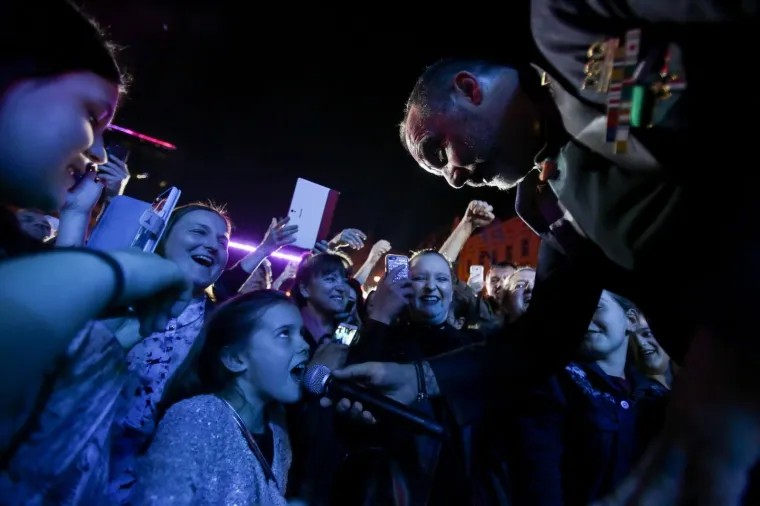 TONY ZAPJEVAO PRED ZAGREBAČKOM PUBLIKOM: Na Trgu bana Jelačića izveo svoje najveće hitove