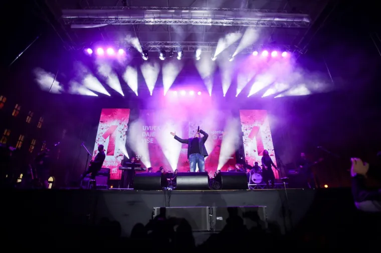 TONY ZAPJEVAO PRED ZAGREBAČKOM PUBLIKOM: Na Trgu bana Jelačića izveo svoje najveće hitove