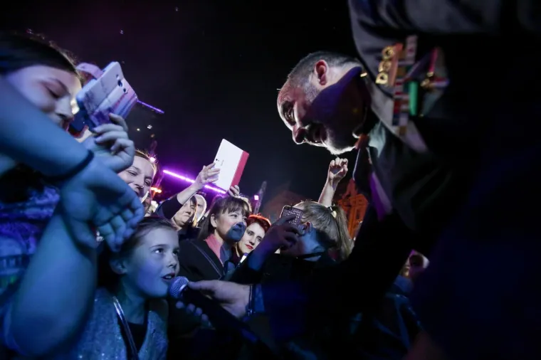 TONY ZAPJEVAO PRED ZAGREBAČKOM PUBLIKOM: Na Trgu bana Jelačića izveo svoje najveće hitove