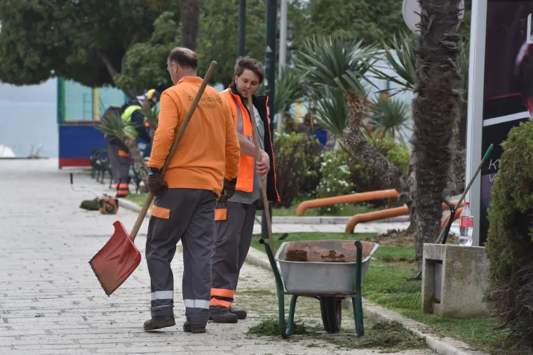 Sve mora biti čisto i novo za predsjednicu: Uoči dolaska Grabar-Kitarović radnici uređuju okoli&scaron; u &Scaron;ibeniku