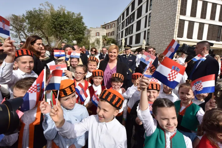 Predsjednica Republike Hrvatske Kolinda Grabar-Kitarović opet je izmjestila ured. Ovaj put u &Scaron;ibensko-kninsku županiju u kojoj će boraviti sljedeća tri dana