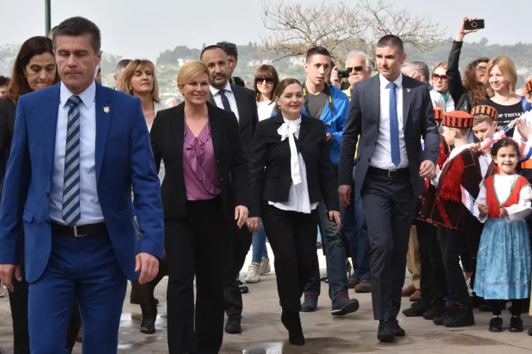 Predsjednica Republike Hrvatske Kolinda Grabar-Kitarović opet je izmjestila ured. Ovaj put u &Scaron;ibensko-kninsku županiju u kojoj će boraviti sljedeća tri dana