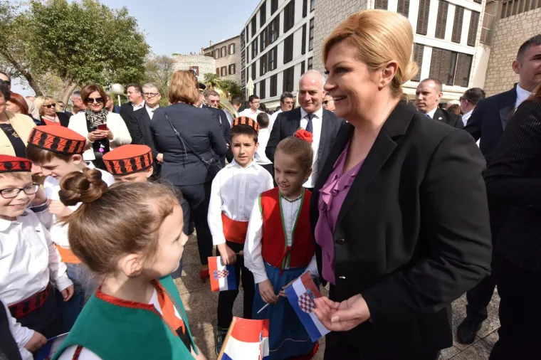 Predsjednica Republike Hrvatske Kolinda Grabar-Kitarović opet je izmjestila ured. Ovaj put u &Scaron;ibensko-kninsku županiju u kojoj će boraviti sljedeća tri dana