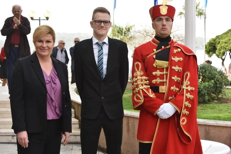 Predsjednica Republike Hrvatske Kolinda Grabar-Kitarović opet je izmjestila ured. Ovaj put u &Scaron;ibensko-kninsku županiju u kojoj će boraviti sljedeća tri dana