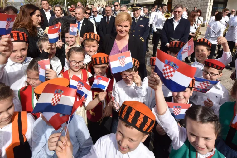 Predsjednica Republike Hrvatske Kolinda Grabar-Kitarović opet je izmjestila ured. Ovaj put u &Scaron;ibensko-kninsku županiju u kojoj će boraviti sljedeća tri dana