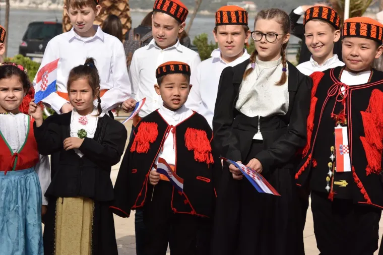 Predsjednica Republike Hrvatske Kolinda Grabar-Kitarović opet je izmjestila ured. Ovaj put u &Scaron;ibensko-kninsku županiju u kojoj će boraviti sljedeća tri dana