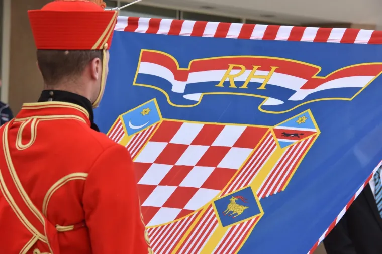 Predsjednica Republike Hrvatske Kolinda Grabar-Kitarović opet je izmjestila ured. Ovaj put u &Scaron;ibensko-kninsku županiju u kojoj će boraviti sljedeća tri dana