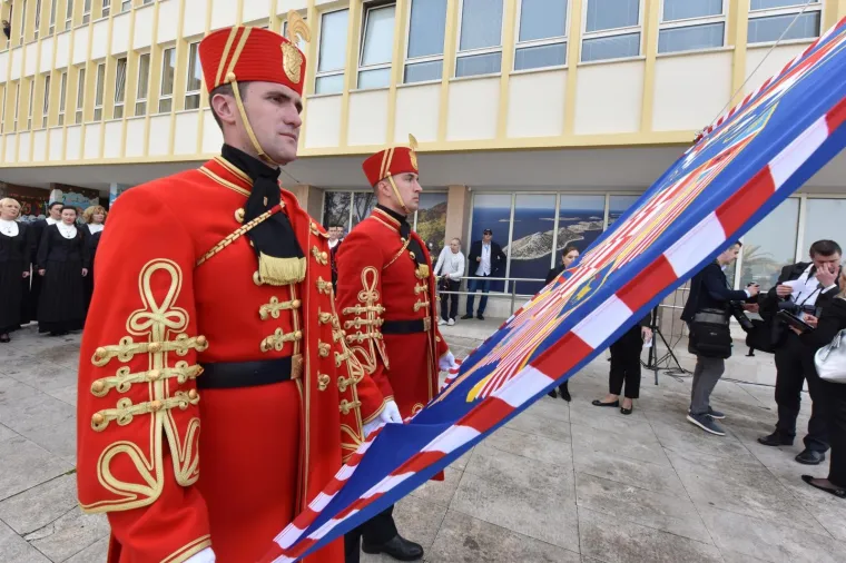 Predsjednica Republike Hrvatske Kolinda Grabar-Kitarović opet je izmjestila ured. Ovaj put u &Scaron;ibensko-kninsku županiju u kojoj će boraviti sljedeća tri dana