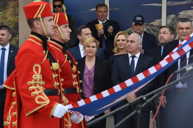 Predsjednica Republike Hrvatske Kolinda Grabar-Kitarović opet je izmjestila ured. Ovaj put u &Scaron;ibensko-kninsku županiju u kojoj će boraviti sljedeća tri dana