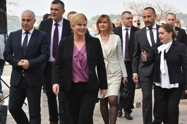Predsjednica Republike Hrvatske Kolinda Grabar-Kitarović opet je izmjestila ured. Ovaj put u &Scaron;ibensko-kninsku županiju u kojoj će boraviti sljedeća tri dana