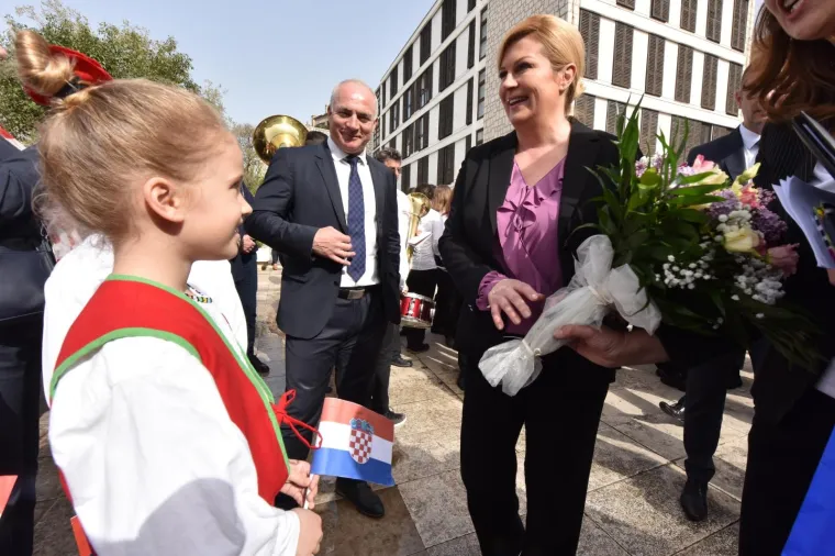 Predsjednica Republike Hrvatske Kolinda Grabar-Kitarović opet je izmjestila ured. Ovaj put u &Scaron;ibensko-kninsku županiju u kojoj će boraviti sljedeća tri dana