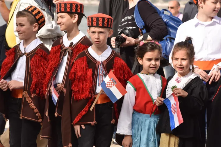 Predsjednica Republike Hrvatske Kolinda Grabar-Kitarović opet je izmjestila ured. Ovaj put u &Scaron;ibensko-kninsku županiju u kojoj će boraviti sljedeća tri dana