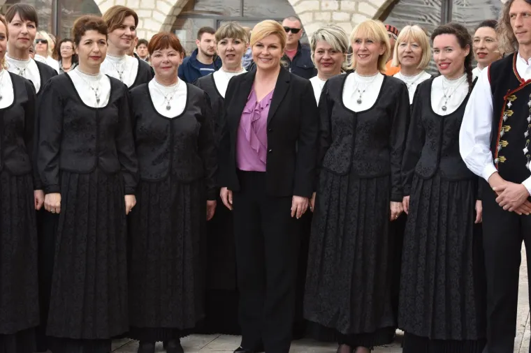 Predsjednica Republike Hrvatske Kolinda Grabar-Kitarović opet je izmjestila ured. Ovaj put u &Scaron;ibensko-kninsku županiju u kojoj će boraviti sljedeća tri dana