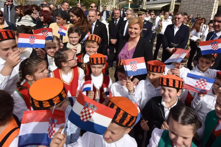 Predsjednica Republike Hrvatske Kolinda Grabar-Kitarović opet je izmjestila ured. Ovaj put u &Scaron;ibensko-kninsku županiju u kojoj će boraviti sljedeća tri dana