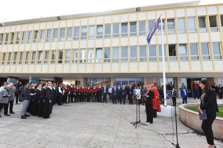 Predsjednica Republike Hrvatske Kolinda Grabar-Kitarović opet je izmjestila ured. Ovaj put u &Scaron;ibensko-kninsku županiju u kojoj će boraviti sljedeća tri dana